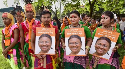 रायपुर और भुवेश्वर में पारंपरिक नृत्य कर मनाया जश्न