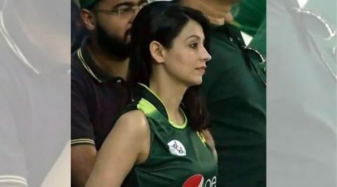 Hot Pakistani Fan supporting her team