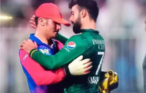 Shadab Khan consoles Team 