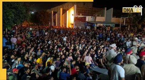 विश्वविद्यालय परिसर में धरने पर बैठे हैं सैकड़ों छात्र. (तस्वीर-IANS)