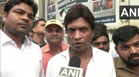 Sunil Pal At Raju Srivastava Funeral