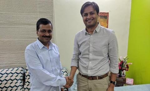 अरविंद केजरीवाल के साथ जैस्मिन शाह