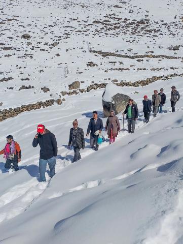 जब बर्फ से ढके पोलिंग बूथ पर पहुंचे लोग 