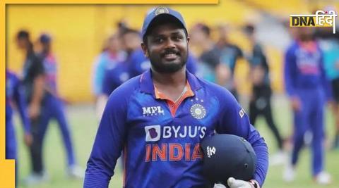 India vs new zealand 2nd odi sanju samson helping groundsman to cover cricket pitch while raining