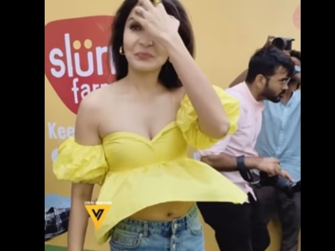 Anushka Sharma Uncomfortable