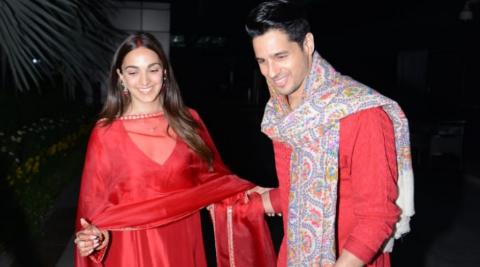 Kiara Advani Sidharth Malhotra Posed For Media Outside Delhi Home