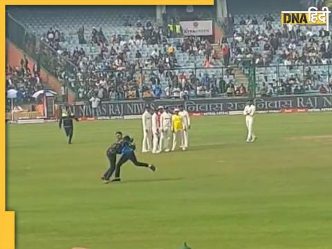 ind vs aus 2nd test fan enters on ground beaten by guard mohammed shami save him india vs australia