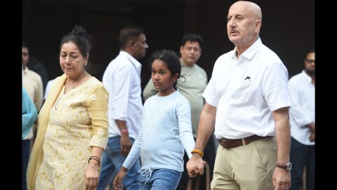 Anupam Kher holds Satish Kaushik daughter's hand 