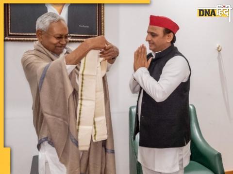 Akhilesh Yadav और Nitish Kumar ने एक-दूसरे को शॉल ओढ़ाकर स्वागत किया.