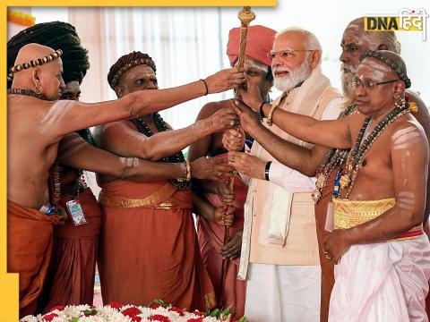 प्रधानमंत्री नरेंद्र मोदी को सेंगलु सौंपते हुए पुजारी. (तस्वीर-PTI)