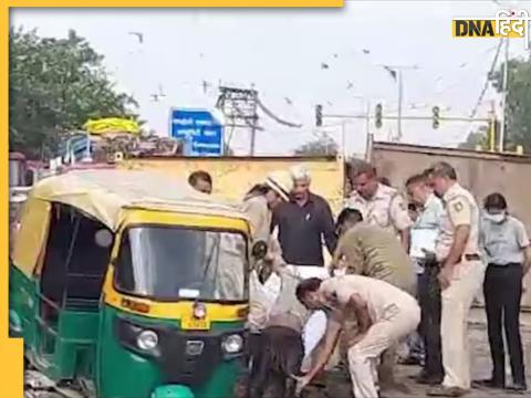 Delhi Accident: ऑटोरिक्शा को पानी के गड्ढे से निकालती जनता.