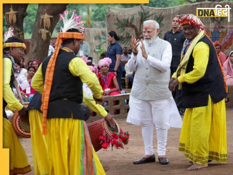 मध्यप्रदेश में आदिवासियों से मुलाकात करते प्रधानमंत्री नरेंद्र मोदी.