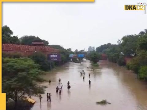 Delhi Flood: यमुना नदी का जल स्तर बढ़ने से लाल किले पर नहर बन गई रिंग रोड.