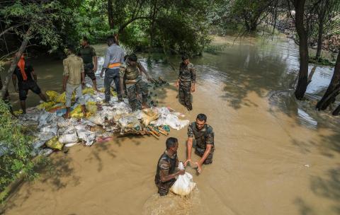 सेना के जवानों को संभालनी पड़ी कमान