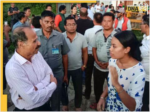 मणिपुर में अधीर रंजन चौधरी पीड़ित परिवारों के साथ मुलाकात करते हुए. (तस्वीर-PTI)