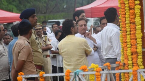 Aami Khan & Manoj Joshi at Nitin Desai Funeral