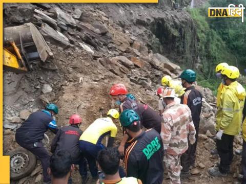 Uttarakhand Rains के कारण गिरे मलबे में दबी कार निकालते रेस्क्यू टीम के सदस्य. (Photo-ANI)