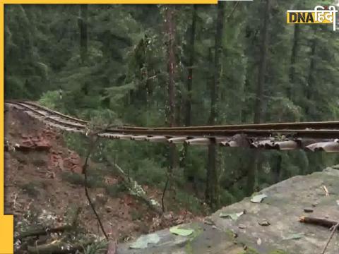 Himachal Pradesh Rain के कारण कालका-शिमला रेलवे लाइन के नीचे से जमीन गायब हो गई है. (Photo-ANI)