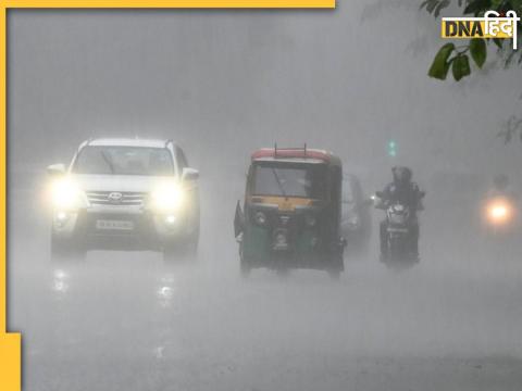 Delhi Rain के दौरान काले बादलों के कारण सड़कों पर दृश्यता बेहद कम हो गई है.