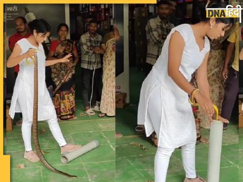 Snake Viral Video में महिला हाथों से ही सांप को पकड़कर रेस्क्यू करती दिख रही है.