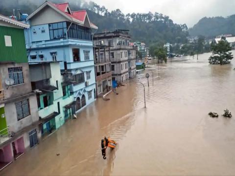 अब तक 21 लोगों ने गंवाई जान, 15 सैनिक लापता