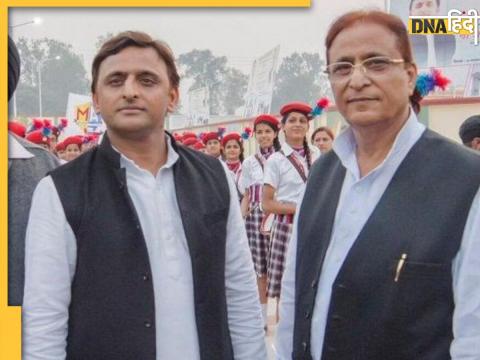 Azam Khan के साथ Akhilesh Yadav (File Photo)