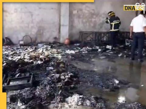 Pune Fire: आग बुझने के बाद फैक्ट्री के अंदर निरीक्षण करते फायरकर्मी व अन्य अधिकारी.