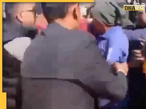 KP Sharma Oli पर हमला करते शख्स को पकड़ते सुरक्षाकर्मी. (Photo- Video Grab)