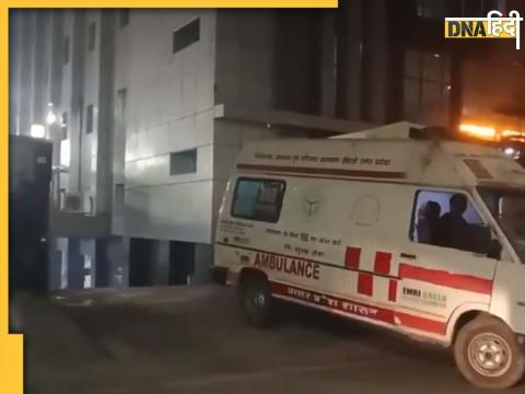 Noida Lift Accident: रिवर साइड टॉवर में लिफ्ट गिरने के बाद घायलों को एंबुलेंस से अस्पताल पहुंचाया गया है.