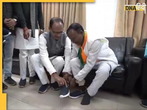 Shivraj Singh Chouhan ने खुद अपने हाथों से रामदास पुरी को पैर में जूते पहनाए हैं.