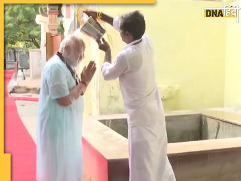 PM Narendra Modi को शिवलिंग दर्शन से पहले पारंपरिक स्नान कराते रामेश्वर धाम के पुजारी.