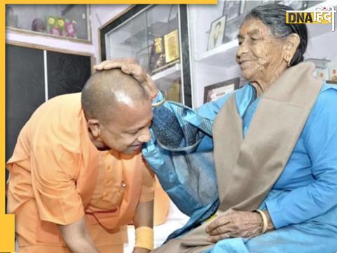 Yogi Adityanath कुछ समय पहले सालों बाद अपनी मां सावित्री देवी से मिले थे. (फाइल फोटो)