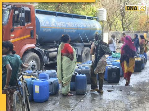 Delhi Water Crisis: राजधानी में जल संकट के कारण वाटर टैंकर के जरिये पानी की सप्लाई करनी पड़ रही है. (फोटो-PTI)