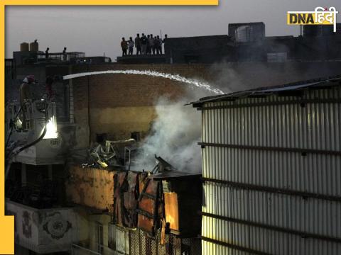 Delhi Fire: चांदनी चौक में फायर ब्रिगेड को दूर से ही पानी की बौछार कर आग बुझानी पड़ी है. (फोटो- PTI)