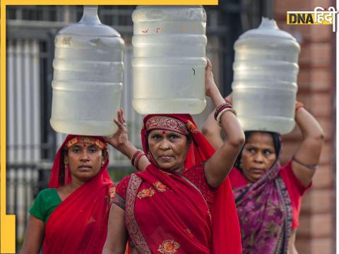 सिर पर पानी ढोकर लाने का यह दृश्य राजस्थान-गुजरात के रेतीले इलाकों का नहीं बल्कि दिल्ली का है. (फोटो- PTI)