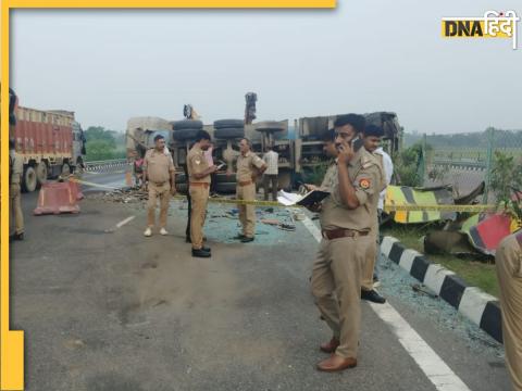 Agra Lucknow Expressway पर डबल डेकर बस और दूध के टैंकर की भीषण टक्कर हुई है.