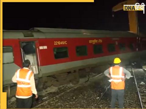 Gonda Train Accident: देर रात तक रेस्क्यू टीम Dibrugarh Express के डिब्बों को रेलवे ट्रैक से हटाने में जुटी हुई थी. (फोटो- ANI)