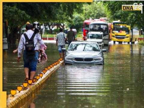 Delhi-NCR में अब भी शुक्रवार को हुई बारिश के कारण कई सड़कों पर जल भराव है. (फाइल फोटो- PTI)