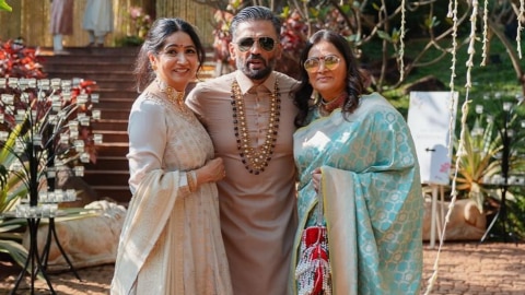 Suniel Shetty shared photos with sisters