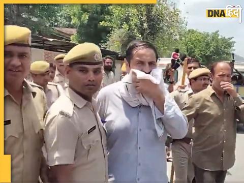 Ajmer Sex Scandal के आरोपी को कोर्ट में दोषी घोषित करने के बाद लेकर जाती पुलिस. (फोटो- IANS)