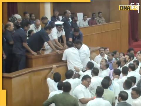 Odisha Assembly में हंगामे के दौरान स्पीकर पर हमला करते विपक्षी दलों के विधायक. (फोटो: ANI)