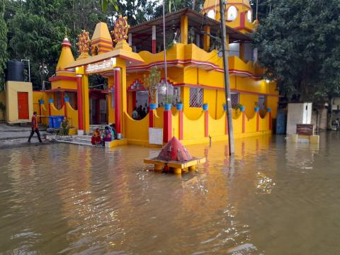 मंदिर से गुरुद्वारे तक, सबकुछ डूबा