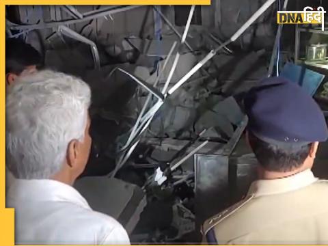 Jabalpur Hotel Blast के बाद घटनास्थल की जांच करते जिलाधिकारी और पुलिस अधीक्षक. (फोटो-PTI)