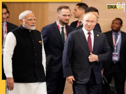 Brics Summit में शामिल होने के लिए रूसी राष्ट्रपति व्लादीमिर पुतिन के साथ जाते पीएम नरेंद्र मोदी. (फोटो- Reuters)