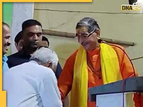 Patna Viral Video: भाजपा सांसद आरके सिन्हा को नीतीश कुमार ने मंच पर ही पैर छूकर सम्मान दिया.