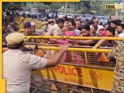 Delhi Chhath Puja Clash: चिराग दिल्ली में छठ घाट पर डीजे बजाने का विरोध करते स्थानीय लोगों ने पुलिस बैरिकेडिंग तोड़ दी. (फोटो- PTI)