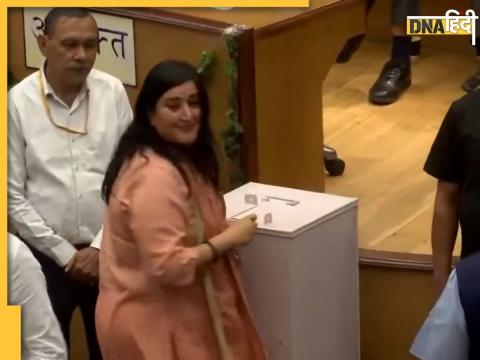 Delhi Mayor Election में वोट डालने पहुंचीं भाजपा सांसद बांसुरी स्वराज. (फोटो- ANI)