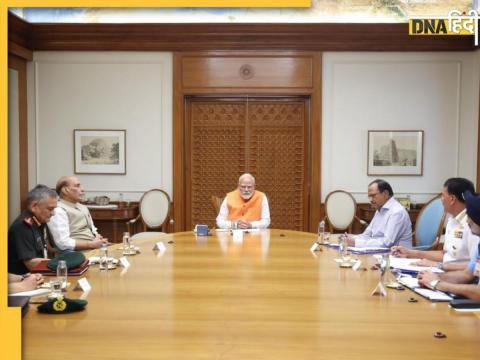 पहलगाम हमले के बाद रक्षामंत्री और सेना के टॉप ऑफिशियल्स के साथ चर्चा करते पीएम मोदी पहलगाम हमले के बाद रक्षामंत्री और सेना के टॉप ऑफिशियल्स के साथ चर्चा करते पीएम मोदी