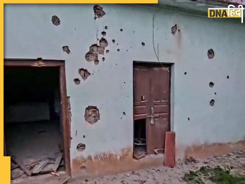 Jammu and Kashmir के पुंछ में सीमा पार से पाकिस्तानी आर्मी की गोलीबारी के दौरान बम के छर्रों से ध्वस्त मकान की दीवार. Jammu and Kashmir के पुंछ में सीमा पार से पाकिस्तानी आर्मी की गोलीबारी के दौरान बम के छर्रों से ध्वस्त मकान की दीवार.