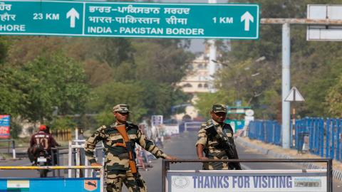 सायरन बजते ही सुरक्षित स्थान पर शरण लें